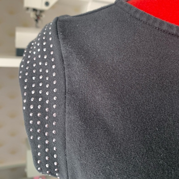 Black cap sleeve studded sweatshirt - Picture 2 of 4
